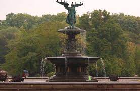 Central park conservancy), частной, некоммерческой организацией, которая управляет парком по контракту с департаментом парков и мест отдыха (англ. Bethesda Fountain In Central Park