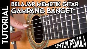Pastikan telah mempelajari pada lesson sebelumnya tentang fingering pada jari kiri dan fingerpicking pada jari kanan, sehingga akan mempermudah dalam belajar gitar ini. 17 Cara Belajar Bermain Gitar Kunci Dasar Gitar Pemula Hingga Mahir