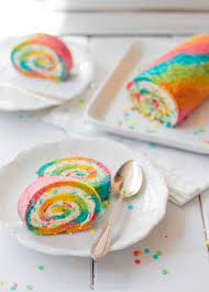 regenbogen biskuitrolle rezept herzhafte kuchen regenbogen essen biskuit