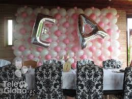 Para elaborar tu centro de mesa de boda tienes que llenar los globos con helio y atarlos con una cinta. Decoracion Globos Boda