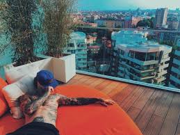 In signorile contesto anni 60 con ascensore e servizio di portineria, silenzioso e luminoso appartamento di 140 mq in tripla. Milano Fedez Affitta Casa 270 Metri Nel Nuovissimo Quartiere Citylife Ecco Quanto Costa La Repubblica