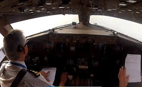 Un cittadino messicano venerdì sera si sarebbe avvicinato alla cabina di pilotaggio del suo aereo per poi aprire un'uscita di emergenza e saltare sull'asfalto. Dall Altra Parte Dell Atlantico Nella Cabina Di Pilotaggio Di Un Boeing 777 200 Klm