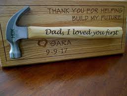 personnalise grave au laser au marteau poignee pere de la cadeaux de mariage personnalises deco bois idees cadeaux