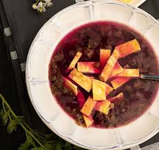 Deci se fierbe totul inainte, inafara de lobodă, pe care o tocam si o atunci cand ciorba de loboda este gata, oprim focul si adaugam compozitia de iaurt si ou. Ciorba De Loboda Diva In Bucatarie