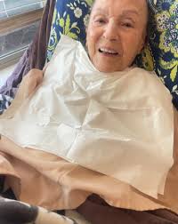 Why am i smiling you ask?? Well Look at how Mami greeted me today!! 💓💓I  pretended that today was her Birthday ( it was yesterday but she wasnt  alert) since she was