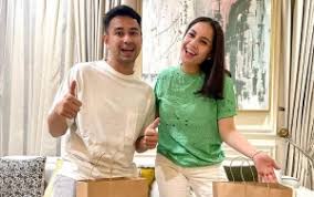 Untuk isinya bisa beragam, mulai dari bahan makanan, snack atau kue lebaran, dan bisa juga barang lain seperti. Hampers Lebaran Raffi Ahmad Dan Nagita Slavina Untuk Karyawan Rans Bikin Heboh Ada Iphone 12
