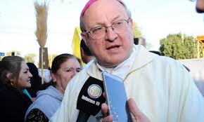 Con una masa y un martillo, un obispo mandó a laburar a las mujeres