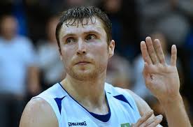 Fotogalerie: Pardubický křídelník Brandon Spearman (vlevo) a děčínský pivot  Pavel Houška v...