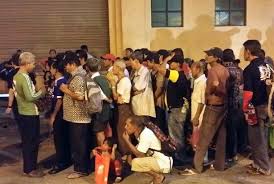 The nasi lemak project started out as project by students from the international islamic university of malaysia (iium) gombak. Two Deaths In Stampede For Free Food Raises Disturbing Questions Aliran
