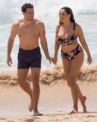 Последние твиты от kelly brook (@iamkellybrook). Kelly Brook Flaunts Curvaceous Figure In Busty Floral Bikini After Shooting 2020 Calendar Celebrity News Showbiz Tv Express Co Uk