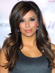 Coupe de cheveux milong avec des mèches chocolat sur des cheveux noirs. Beauty Stylecaster Cheveux Coiffure Cheveux Bruns