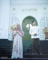 Hellomuse wedding is a professional wedding company based in seoul, korea to provide and customize pre wedding, wedding, family, friendship, portrait and more special photography package. Bernuansa Islami 10 Prewed Cut Meyriska Roger Di Masjid Ramlie Musofa