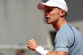 Jesper de Jong makes light work of Cina to reach third round in Paris