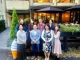 手 の 組み方 マナー 女性