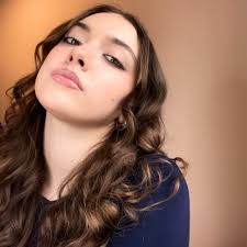 Lizzie Romain (@lizzie_romain)