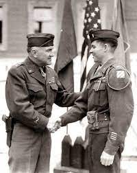 Audie Murphy On March 5 1945 1st Lieutenant Audie Murphy Being Awarded The Distinguished Service Cross And Silv War Heroes American Heroes American Soldiers