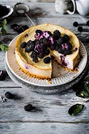 Bereits eingeschränkt wenn die brombeeren an den büschen reif werden, ist es perfekte zeit für dieses rezept für einen leckeren brombeerkuchen mit streuseln und. Sommerleichtes Rezept Fur Einen Ricotta Cheesecake Mit Brombeeren Tinastausendschon