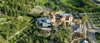 Eine kleine häusergruppe mit historischen gebäuden bildet heute das „fmt freilichtmuseum trautmannsdorf und zeigt das dörfliche leben vergangener zeiten sowie die gefahren unserer. Trauttmansdorff Castle And Botanical Gardens