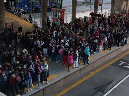 Dos reporteros de el tiempo se instalaron cada uno una cámara gopro e ingresaron el pasado martes a las 4:45 de la mañana a la estación de transmilenio san m. Bogotanos Reportan Falta De Buses En Transmilenio Y Aglomeraciones Tras Inicio De La Cuarentena Estricta Infobae