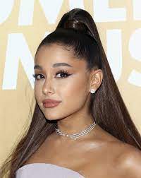 Capelli corti colorati, capelli corti con frangetta, capelli biondi, ispirazione dei. Ariana Grande Mostra I Suoi Capelli Al Naturale