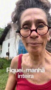 Sorrir é um ato de resistência, de desconstrução sobre a esmagadora  imposição do “tem que” Aqui procuro de forma leve trazer minha voz,  principalmente com amor próprio para poder me educar e