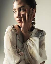 A silhouette painted in petals 🍁🍂