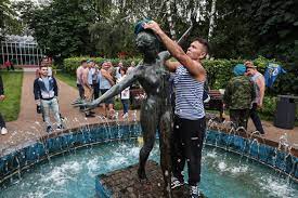 А у одного офицера, тоже в конце, петлицы синие, знаки. Kak Proshel Den Vdv V Moskve Fotogalereya