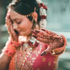 Show Those Bridal Mehendi Shot Indian Wedding Photography Poses Wedding Couple Poses Photography Wedding Couple Poses