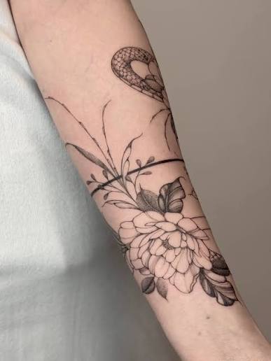 ✨Floral / ornaments / snake ✨ Artist @michaela.ink.art #halfsleeve #snaketattoo #finelinetattoo #aurich #tattoo
