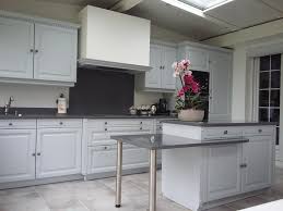 Une Cuisine Blanche Avec Un Plan De Travail Gris C Est Tres Chic Compac Quartz Titaneo Plan De Travail Gris Cuisines Maison Cuisine Blanche
