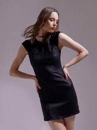 I motivi floreali, le stampe geometriche o i luminosi damascati sono il fiore all'occhiello delle collezioni moda uomo più attuali e dimostrano che lo sposo del 2021 non ha di certo paura di osare. Abiti Motivi Primavera Estate 2021 Collezione Foto E Prezzi