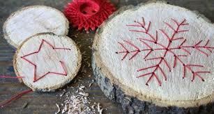 Baumscheibe Holzanhanger Basteln Zu Weihnachten Basteln Mit Baumscheiben Weihnachten Baumscheiben Gestalten Basteln Weihnachten