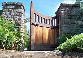 Das wäre eine ganz tolle idee, die jedem hobbygärtner sehr gut gefallen könnte. Gartentor Selber Bauen Diy Anleitung Und 45 Einzigartige Beispiele Diy Garten Zenideen Modern Garden Garden Gates Garden In The Woods