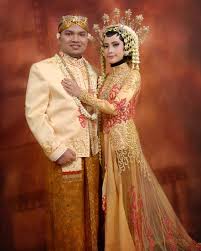 Feb 17, 2020 · kedua pengantin akan mengenakan pakaian tradisional khas adat jawa berwarna putih sebagai lambang kesucian. Model Baju Kebaya Muslim Pengantin Jawa Yang Paling Hits