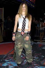 Последние твиты от avril lavigne (@avrillavigne). Image Result For Avril Lavigne 2000 2000sfashiontrends Modnye Stili Kostyum 90 H Zhenskij Smoking