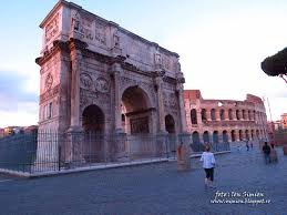 Arcul e menit să îl reprezinte pe constantin ca pe un continuator al celor mai mari împărați romani, renumiți pentru guvernarea înțeleaptă. De Vorba Cu Mine Insumi Arcul Lui Constantin