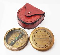 Die ähnlichkeit des kompasses wurde ursprünglich zur orientierung während der fahrt durch die wüste verwendet. The New Antique Store Bootskompass Im Vintage Stil Kardanische Replik Aus Messing Magnetisch Amazon De Sport Freizeit