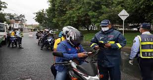 Esto fue lo que dijo maurice armitage yo le quiero avisar esto a toda la población de cali, debido a que, a que desafortunadamente una serie de vándalos, desadaptados y delincuentes están atracando. Asi Quedaron El Toque De Queda La Ley Seca Y El Pico Y Cedula En Cali