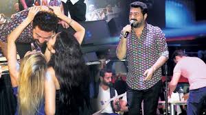 2011 yılında ikinci çalışması aşk ne demek bilen var mı? Kadin Hayranlari Serkan Kaya Yi Opmeye Doyamadi