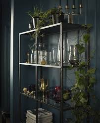 Das Vittsjo Regal Schwarzbraun Glas Bietet Vasen Und Anderen Dekorativen Gegenstanden Platz Zu Wirken Der An Den Seitenteilen Gespannte Glasregal Dekor Ikea