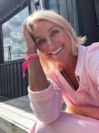 Ble altfor rart og tomt uten Astrid. ♥️Fine, nydelige Fay holder motet og  oss alle oppe. Fantastisk turfølge, og du har vel hørt henne synge?!  #gåsehud #faywildhagen #blåskredtinden #71gradernordnorgestøffestekjendis  📷: @haakonlundkvist