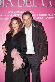 La showgirl avrebbe dovuto far parte del cast de l'isola dei famosi 2016. Cecilia Capriotti Con Gianluca Mobilia Susanna Messaggio Con Giorgio Olivieri E Tanti Altri Vip Sul Red Carpet Sfila L Amore Fotogallery Gossi Colori Chiari