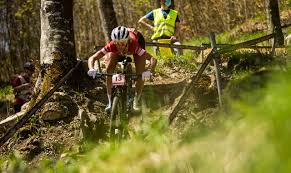 Sie erzählt vom wunder mit der milz, von der idee einer. Mit Gebrochener Hand Auf Platz 4 Jolanda Neff Verletzt Sich In Leogang Mtb News De