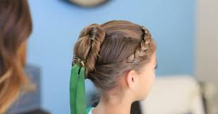 Avec une éponge humide, recouvrez légèrement le visage de fard grim'tout argent, de la partie haute du visage jusque sur les joues, et de fard maquillage blanc sur la partie inférieure du visage. Coiffure Anna Tuto Magicmaman Com