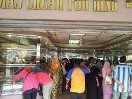 Saya bukanlah peminat barangan emas ni tetapi hendak tak hendak, macam mana pun akan ada masanya dalam hidup seorang lelaki perlu ke kedai emas untuk membeli barangan emas bagi dijadikan hantaran pada bakal isteri. Kuala Pilah Syurga Peminat Emas Murah Iluminasi