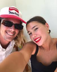 I'm from Switzerland, I'm looking for a good partner for me, I don't care  about your finances, I have a business, the most important thing is to be  loyal 💕 📲 linkr.bio/singlelovegirls_