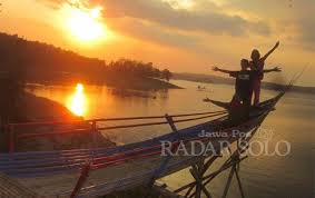 Waduk kedung ombo merupakan bendungan raksasa seluas 6.576 hektar yang areanya mencakup sebagian wilayah di tiga kabupaten, yaitu; Ada Spot Foto Menarik Di Waduk Kedung Ombo