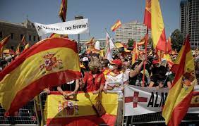 Exhibición pública de la opinión de un grupo activista. Manifiestos De La Manifestacion En Colon Contra Los Indultos Espana