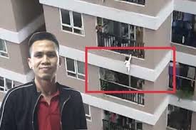 May mắn, bé rơi trúng tay tôi, hai chú cháu ngã xuống, lún cả theo lãnh đạo công an phường thanh xuân trung, em bé rơi từ tầng cao xuống là n.p.h., sinh năm 2018. Xmvnyperzfbn2m
