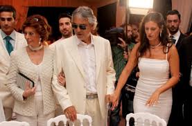 Als sohn eines der berühmtesten opernsänger der welt trat er in die fußstapfen seines vaters und tauchte schon sehr früh in die welt der musik ein. Ein Verliebtes Paar In Florenz George Clooney Mit Seiner Verlobten Amal Alamuddin Bei Der Benfiz Gala Celebrity Fight Night Stuttgarter Zeitung